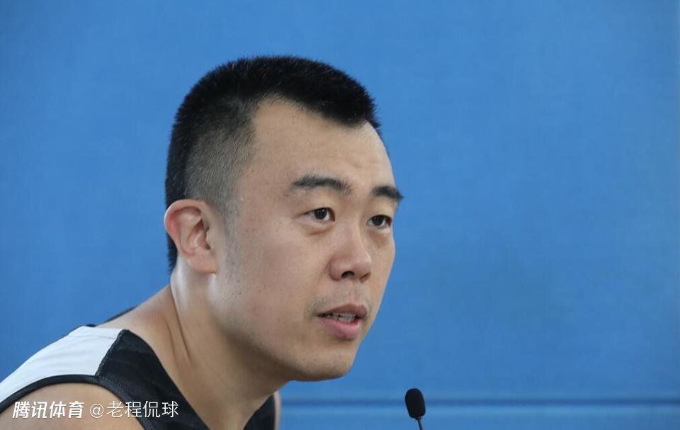 而照片中的人物，却不是她自己，而是坐在沙发上的叶辰。